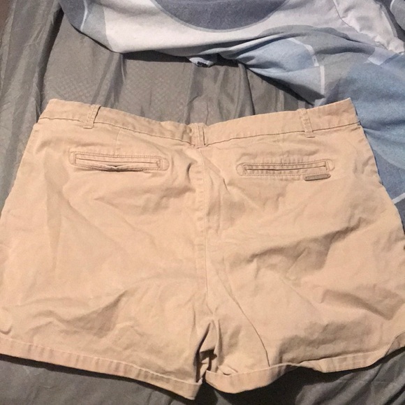 Khaki shorts - Picture 2 of 3
